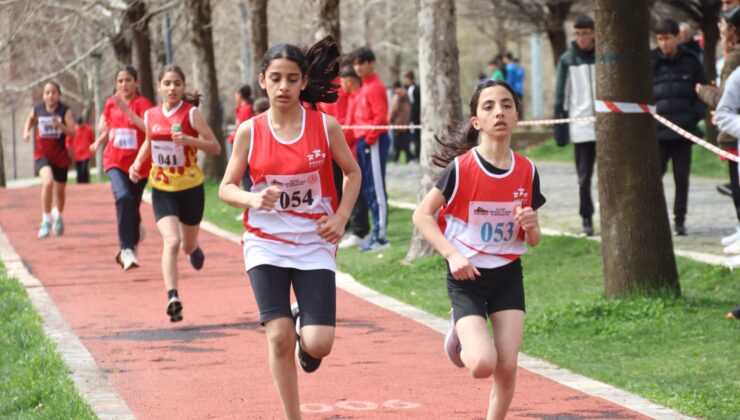 Elazığ’da Atletizm Şöleni: Genç Yıldızlar Pistin Tozunu Attırdı!